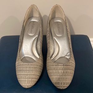 Kelly & Katie black and white fabric pump, size 9W.
